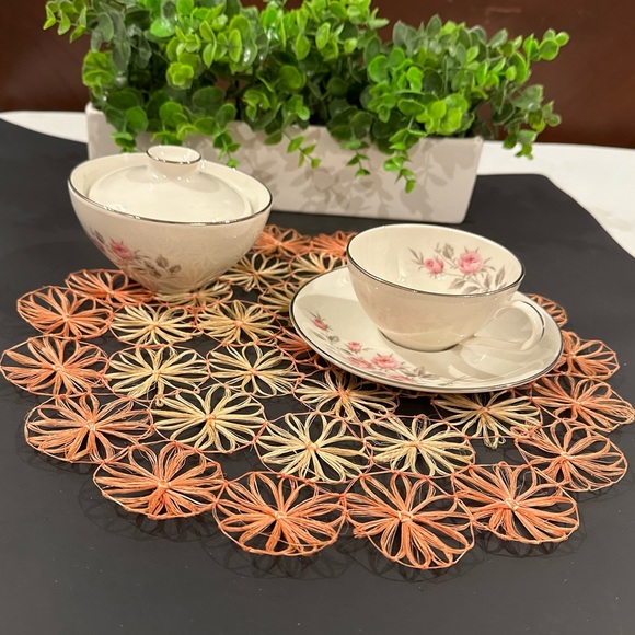 4 Vintage Straw Flower Set, 1970's Straw Flower , Doily Set. - Picture 2 of 9